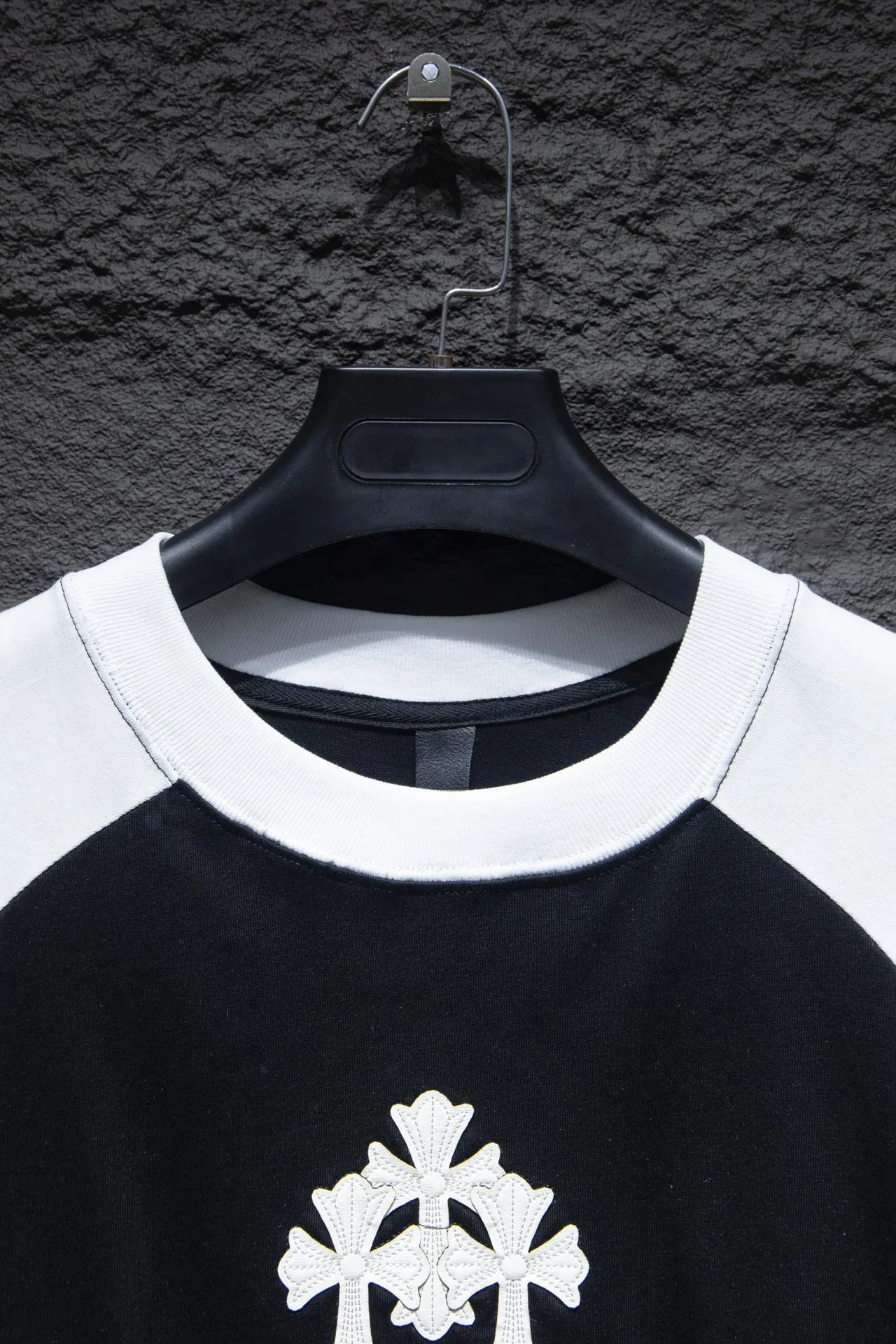 P178 🆕Chrome Hearts os version is really charming and Chrome Hearts is really a must-have. Each season's new version is made to the extreme. It is very practical and can be worn casually. Nice✔️ - ⚠️100% cotton. It is made of 32-count double yarn, 260-gram weight fabric and imported knitted carded cotton. It has moderate thickness, drape and contour, and the upper body is comfortable! ! It is very tolerant to fat body types and can instantly lose five pounds after wearing it!  Front panel #Back panel Simple elements# Artistic arrangement of English letters. Imported Tajima high-density heavy-duty embroidery technology. The fonts are three-dimensional and full. The letters are embroidered by imported machines after adjusting according to the original details. The thickness is moderate. The hardware is imported hardware accessories. Handmade elements are added to the body, which greatly increases the interest of the clothing; unique visual effects. After special fraying effect treatment, a unique distressed effect is formed. An irregular hem is added to the version. This year, Crow Heart is focusing on the version. In the past two years, the oversize version has become the focus of the trend. It has also been a popular staple in the past two years. The change of designers has made this brand an instant hit. The progressive fashion of the times also needs the blood impact of fresh elements and trendy designs in order to continue its glory! It’s stylish both inside and outside, a must-have for high street travel! An absolute "eye-catching style" that can match couples 💏 Color: Black White Size: S M L XL